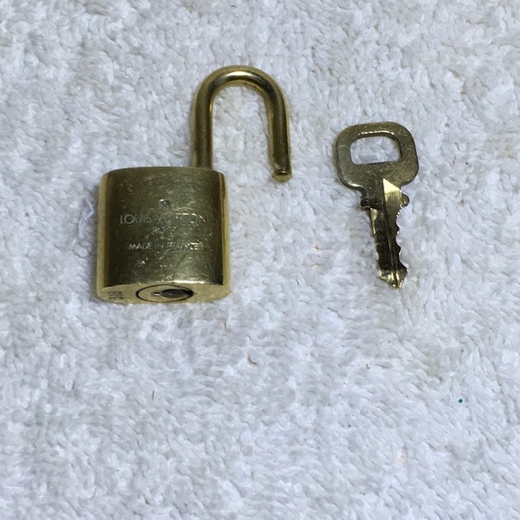 Louis Vuitton Brass '318' Padlock in Goldtone with Goldtone Key (|) - Picture 6 of 7